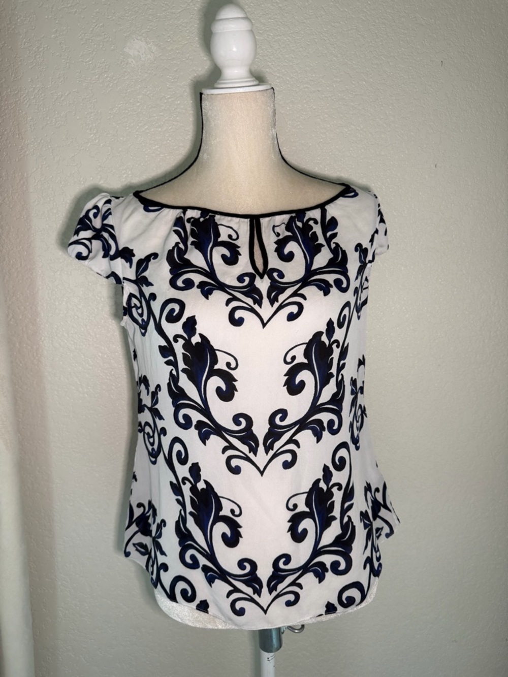 White House Black Market Silk Top, Size 8 - Picture 2 of 16